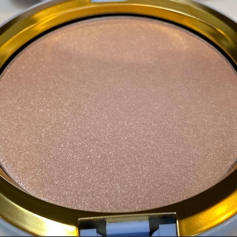 MAC X Cinderella mystery princess Beauty Powder Brand New - Picture 2 of 3
